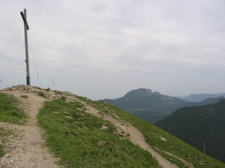 Jochberggipfel mit Benediktenwand im Hintergrund