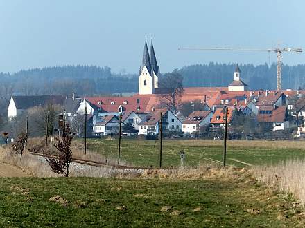 In der Ferne Markt Indersdorf mit Klosterkirche